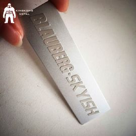 レーザーはハンドバッグの青/ブラウン色のための小さいステンレス鋼の金属の札を刻みました