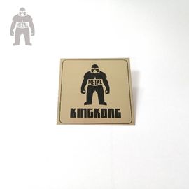 ハンドバッグKingKongのためのブラシの効果の印刷物の黒の金属の名札はカスタマイズしました