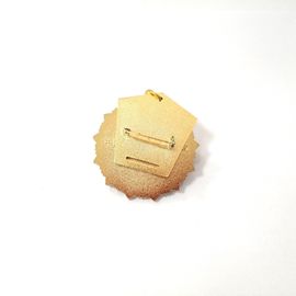 円形の金属のラベルは自由な設計をめっきする金/銀色Pinのバッジをめっきします