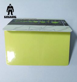 写真学生のスタッフIDによって個人化されるプラスチック カード ポリ塩化ビニールは透明なステッカーを含んでいます