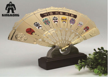 女性手のダンスの金属折るファンの金色の結婚のOrnamental