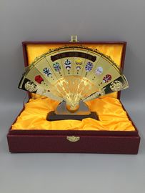 女性手のダンスの金属折るファンの金色の結婚のOrnamental