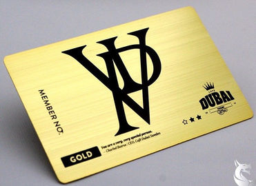 ブラシの効果の別の背景が付いている金によってめっきされる印刷できる金属の名刺