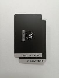 光沢のある紫外線カスタマイズされたロゴの銀製の金属ポリ塩化ビニールの名刺