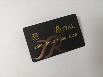 バーコードの熱いスタンプの金ホイルが付いている曇らされたポリ塩化ビニールの名刺は数を浮彫りにします
