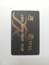 バーコードの熱いスタンプの金ホイルが付いている曇らされたポリ塩化ビニールの名刺は数を浮彫りにします