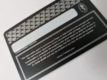 銀製の印刷および署名欄が付いている耐久の無光沢の黒い金属の名刺