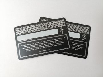 銀製の印刷および署名欄が付いている耐久の無光沢の黒い金属の名刺