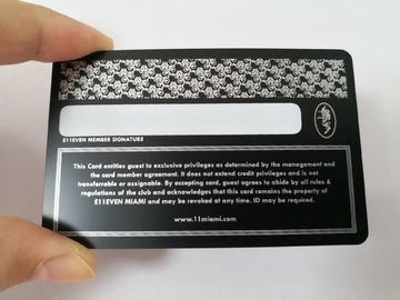 銀製の印刷および署名欄が付いている耐久の無光沢の黒い金属の名刺