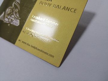 注文ビジネス金属の金カードはとのテキストのロゴ ミラーの効果を浮彫りにします