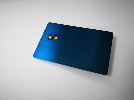 青いブラシをかけられた接触NFCの金属はRFIDのスマートな札入れカードを前払いした